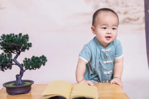 广元六个月宝宝摇头正常吗